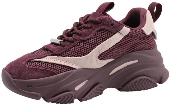 Bordeauxrode sneaker van suède en mesh met beige accenten en dikke zool.