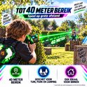 Kind speelt lasergame buiten met groen laserpistool en vest met 40 meter bereik. Geschikt voor tuin, park en binnen.