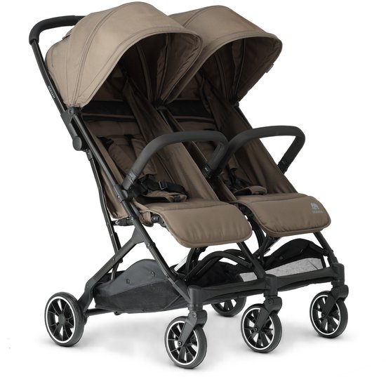 Een bruine Deryan Rolo X2 Duo buggy, op een witte achtergrond, met twee zitjes.