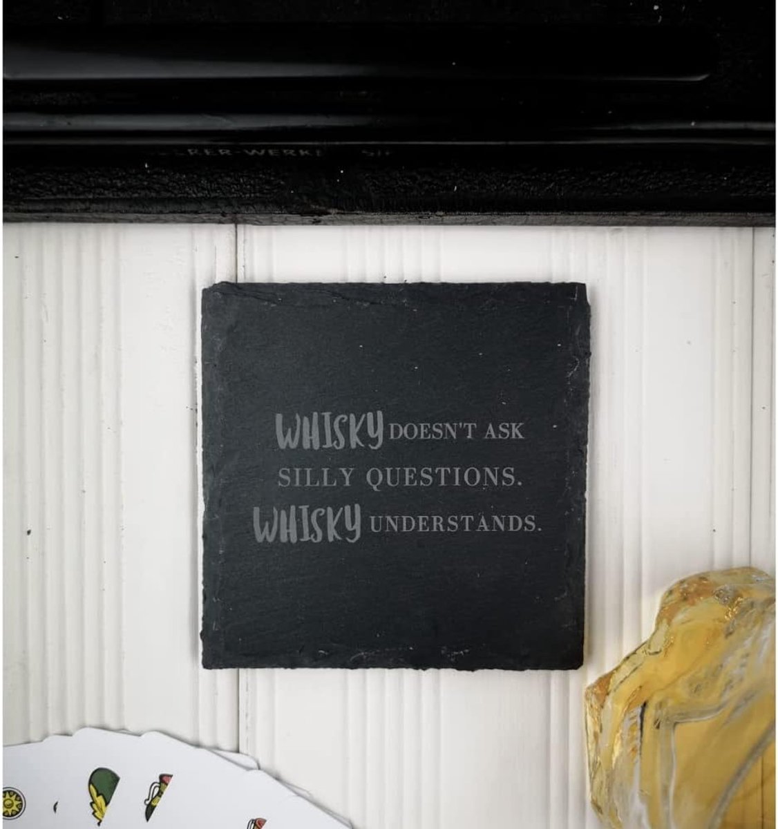 Schiefer Untersetzer Set (4 Stück) mit Whiskysprüchen - Whiskyuntersetzer aus Schiefer für Whiskyfans Geschenkidee Whiskyliebhaber