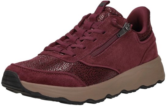 Bordeauxrode sneaker met luipaardprint details, rits en taupekleurige zool.