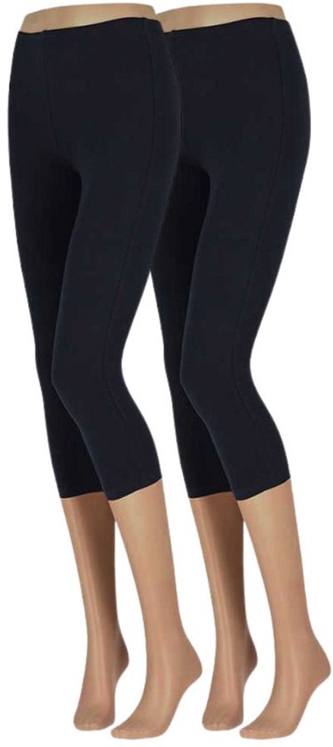 Twee paar zwarte capri-leggings op paspoppenbenen, gemaakt van zacht katoen.