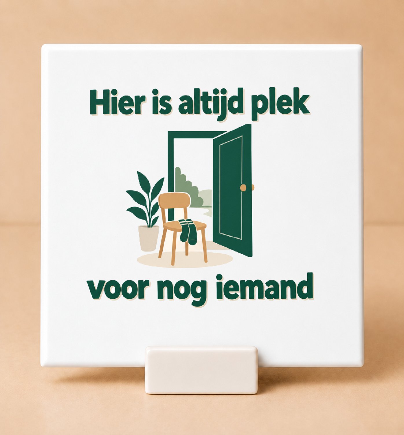 Bedruk King Minimalistische Scandinavische Tegel 'Deze familie draait op restjes en goede moed' – Sfeervolle muurdecoratie voor gezellige gezinnen - 15 x 15 cm met houder Wit