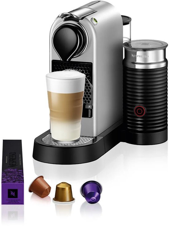 Zilveren Krups Nespresso Citiz & Milk koffiemachine met zwarte melkopschuimer, glazen latte en Nespresso capsules.