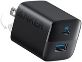 Zwarte Anker 33W wandlader met inklapbare stekker, één USB-C PowerIQ 3.0-poort en één USB-A-poort.