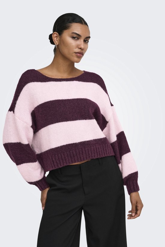 Een model draagt een trui met horizontale strepen in roze en bordeauxrood. De trui heeft een boot hals en lange mouwen.