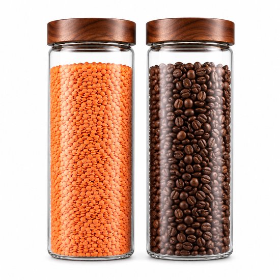 Deux bocaux de stockage en verre avec couvercles en bois: un rempli de lentilles orange, un de grains de café torréfiés foncés.