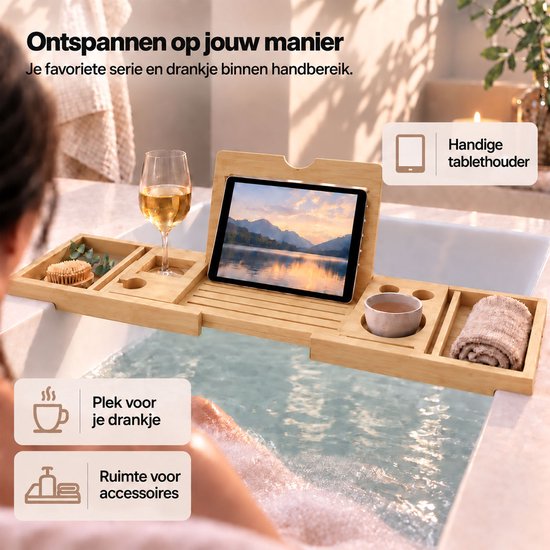 Houten badplank met tabletstandaard, glas en ruimte voor drankjes en accessoires.