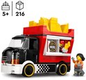 LEGO City snackwagen met rode en gele frietjes, LEGO-poppetje en geruite details.