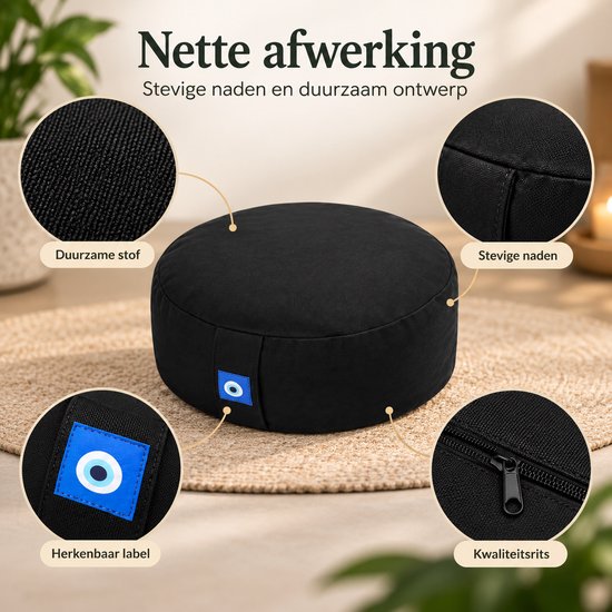 Zwart meditatiekussen met details van duurzame stof, stevige naden, blauw oog-label en kwaliteitsrits.