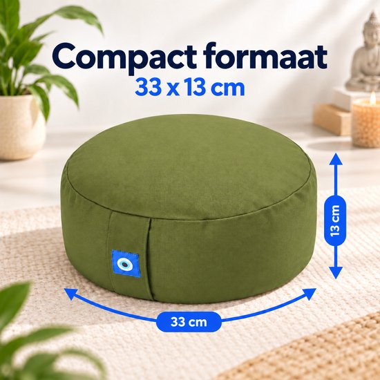 Groen rond meditatiekussen van 33 cm breed en 13 cm hoog, met blauw oog-label op een mat.