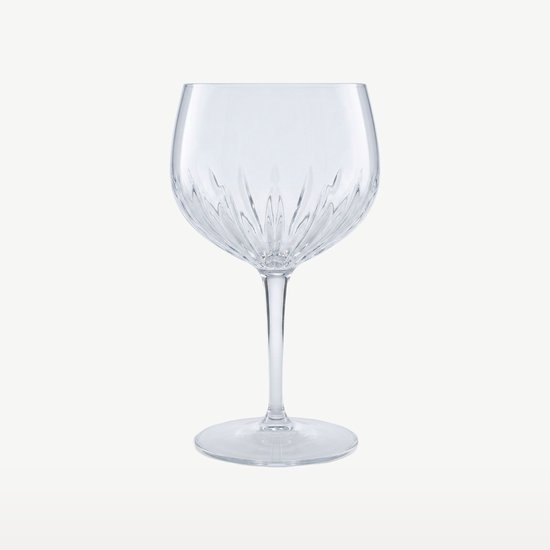 Un verre vide avec des cannelures verticales décoratives sur le calice.