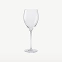 Leeg wijnglas met dunne steel, op witte achtergrond.