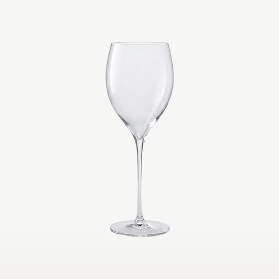 Leeg wijnglas met dunne steel, op witte achtergrond.