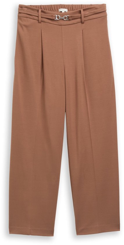 Bruine broek met rechte pijpen, tailleband met zilverkleurige gesp en plooien aan de voorzijde.
