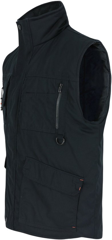 Zwarte bodywarmer met hoge kraag, zakken met rits en klep, en D-ringen. Lange rug.