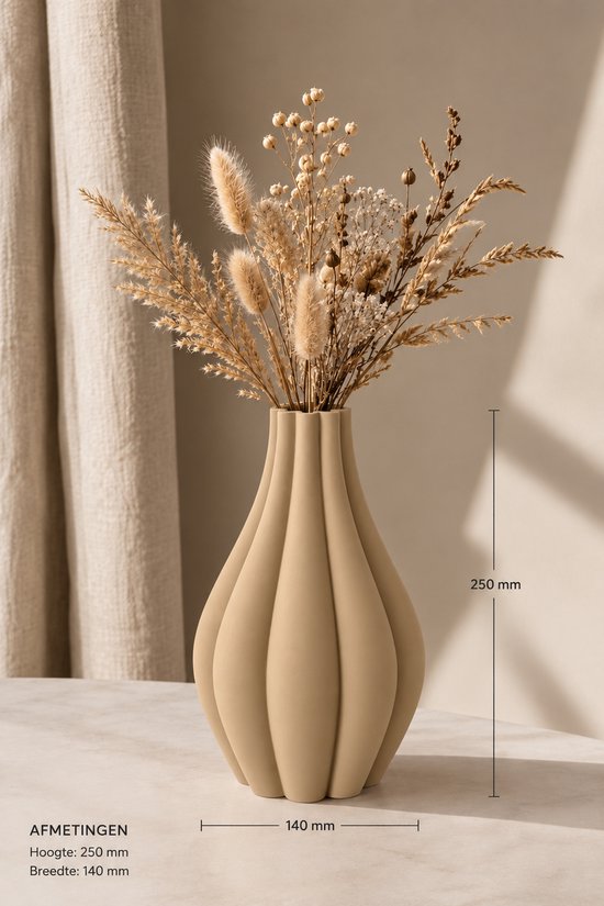 Beige vaas met gedroogde bloemen, 25 cm hoog en 140 mm breed.