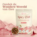 Special Leaves 'Spicy Chill' thee verpakking naast een schaal met losse kruidenthee. Groene thee, gember, kruidnagel en abrikoos.