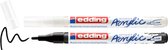Twee edding 5300 acrylmarkers, één wit en één zwart, met wat zwarte inkt ernaast op een witte achtergrond.