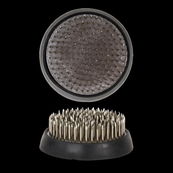 Ronde kenzan met zwarte basis en metalen pinnen, van bovenaf en schuin van voren getoond.