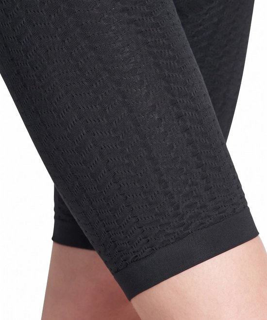 Close-up van zwarte corrigerende shorts met een fijn, gestructureerd patroon en naadloze zomen.