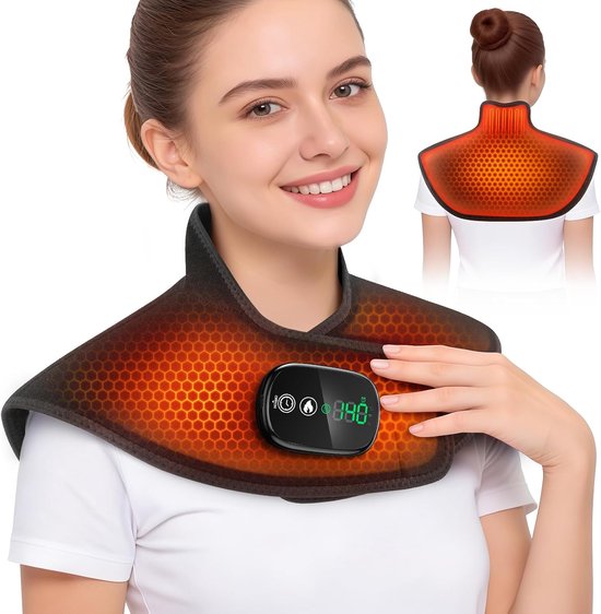 Vrouw draagt zwart, verwarmd nek- en schouderkussen met oranje honingraatpatroon en digitaal display op de voorkant.