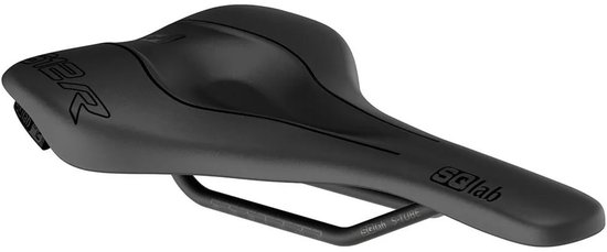 Schuin vooraanzicht van het zwarte SQlab 612 Ergowave R zadel met een ergonomische, gegolfde vorm.