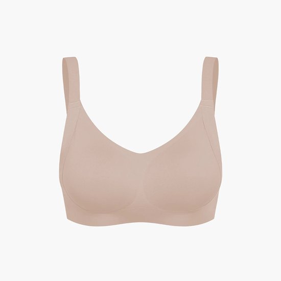 Naadloze, beige beha met voorgevormde cups en brede schouderbandjes.