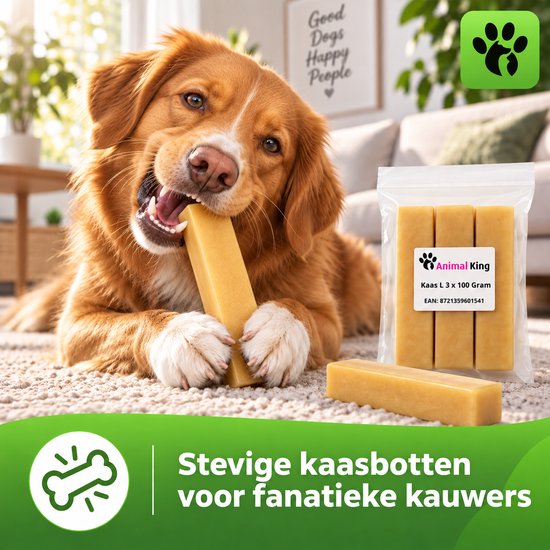 Een hond knabbelt aan een gele staaf. De verpakking Animal King Kaas L 3 x 100 Gram staat naast de hond.