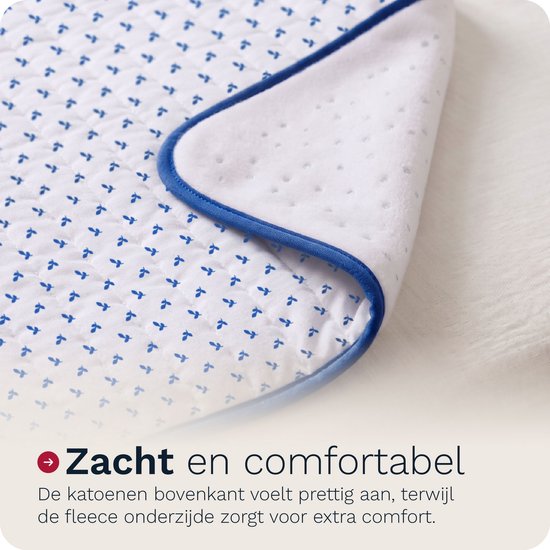 Zicht op de zijkant van de elektrische onderdeken, met katoenen bovenzijde en fleece onderzijde.
