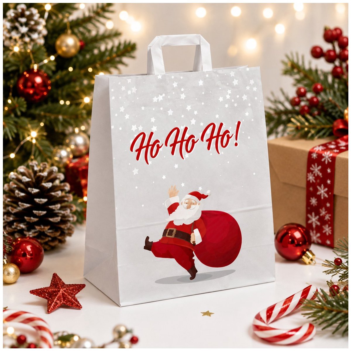 Papieren kersttasjes met handgrepen - 50 stuks - 18 x 8 x 22 cm - wit kraftpapier - Kerstman Ho Ho Ho - cadeau kerst Kersttassen / Kerst draagtassen /