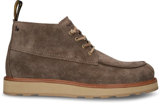 Bruine Blackstone suède veterschoen met beige zool en zwart treklipje.