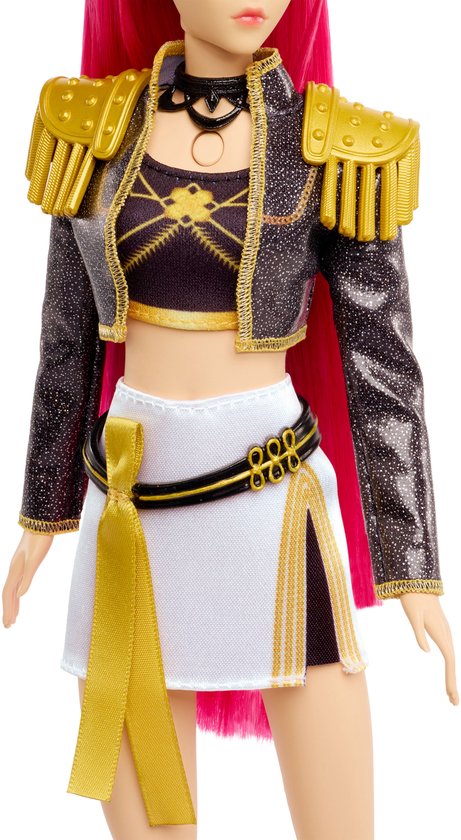 Gedetailleerde outfit van een pop: glinsterende jas, crop top, wit rokje met gouden strik.