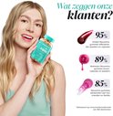 Vrouw houdt een pot Novomins gummies vast naast statistieken over klanttevredenheid en effectiviteit.
