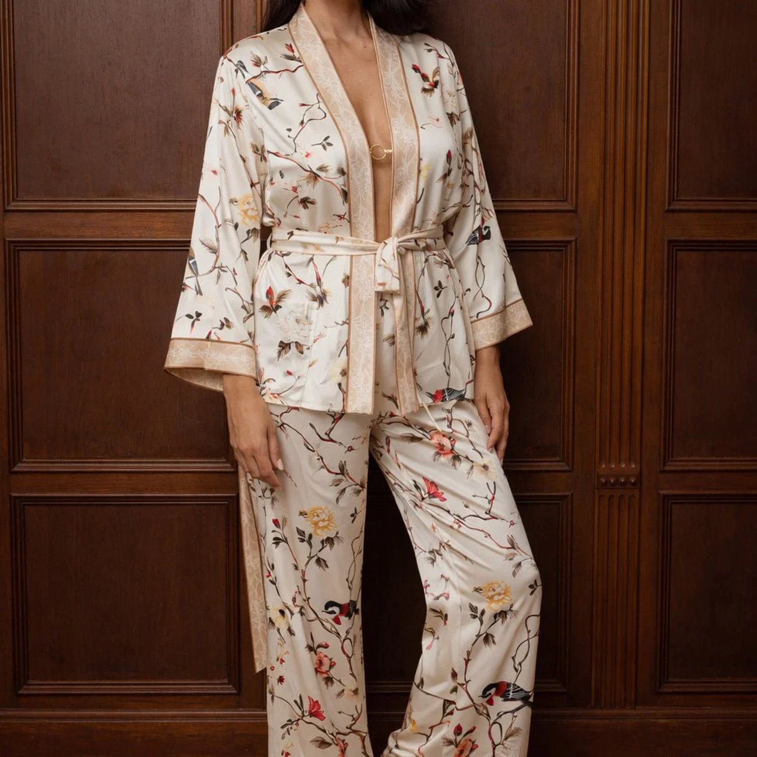 Kimomi - Pyjama dames satijn - Birdsong Silk - bloemen en vogels - creme - Maat L - nachtkleding - kimono top en broek - cadeau vrouw