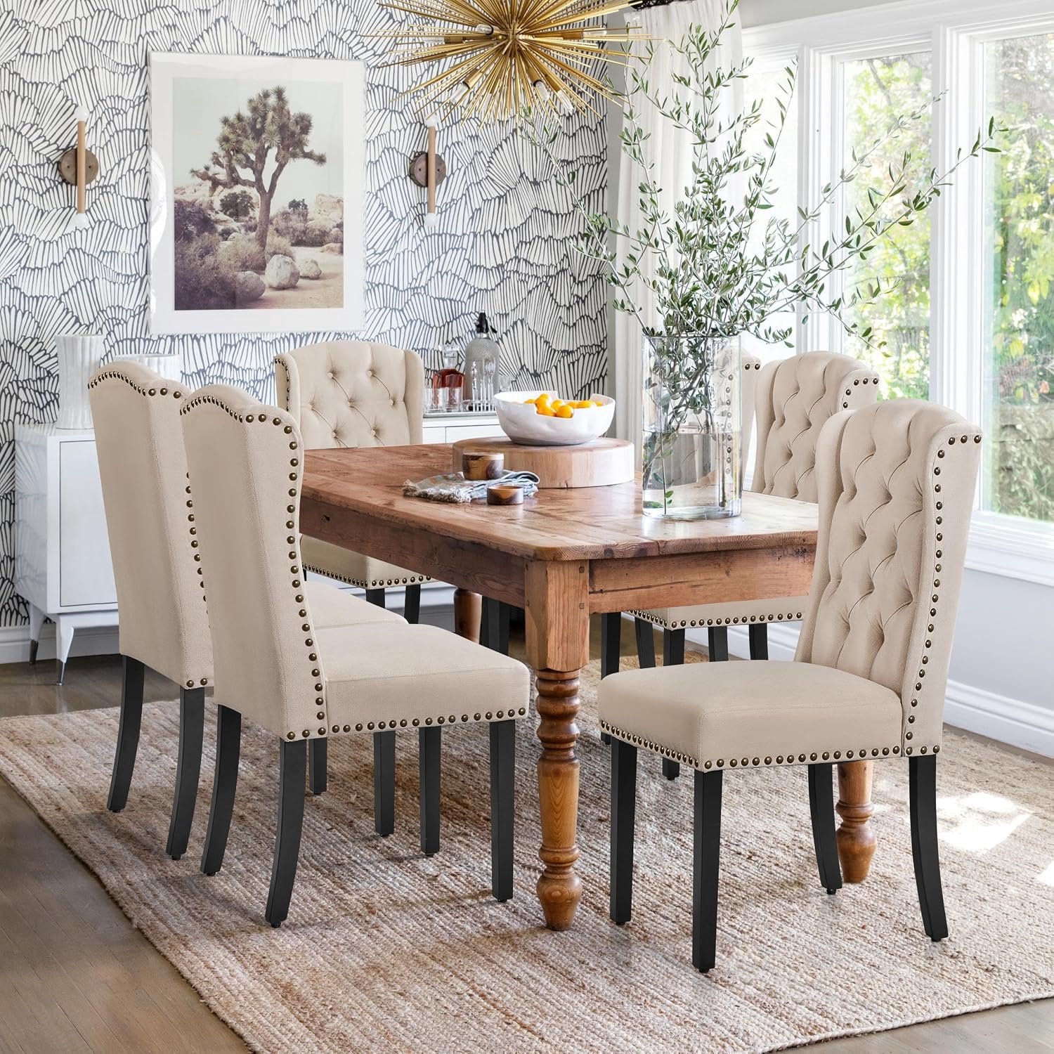 Set van 6 Luxe Eetkamerstoelen met Vleugelrugleuning en Beige Stoffering – Knopenpatroon, Nagelrand, Massief Rubberhout, Gewatteerde Zitting, Ergonomische Hoge Rugleuning, 140 kg Draagvermogen, 46,5 × 63 × 104 cm