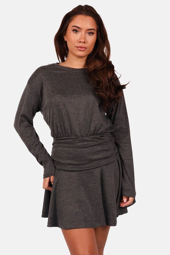 Gros plan sur un modèle portant une robe gris foncé à manches longues avec une taille élastique ajustée.