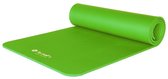 Groene ForzaFit-yogamat, deels opgerold, op een witte achtergrond.