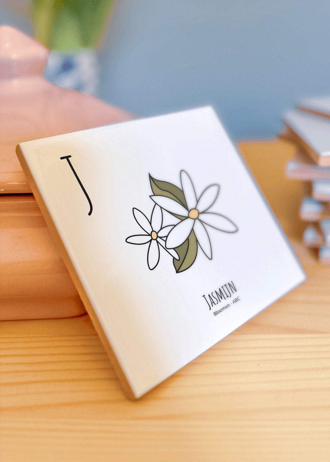 PosterPlaats Jasmijn - ABC tegeltje Bloemen - Keramiek met Handgetekende Illustratie - Tegeltje met tekst - Wanddecoratie - Woondecoratie - Relatiegeschenk - Souvenir - 10,8 x 10,8 cm Blauw