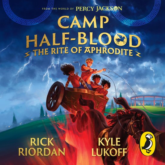 Boekomslag: Camp Half-Blood: The Rite of Aphrodite, met drie tieners op een strijdwagen getrokken door een paard.