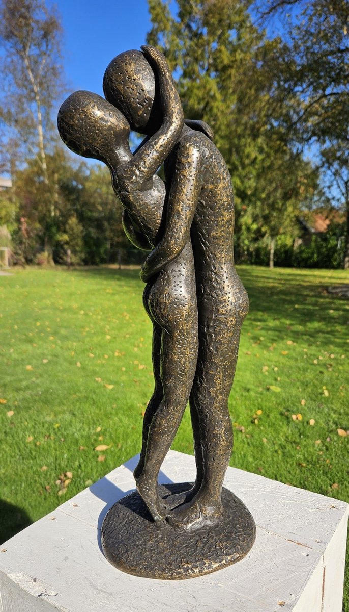 Tuinbeeld - modern bronzen beeld - zoenend liefdespaar - Brons- 49 cm hoog