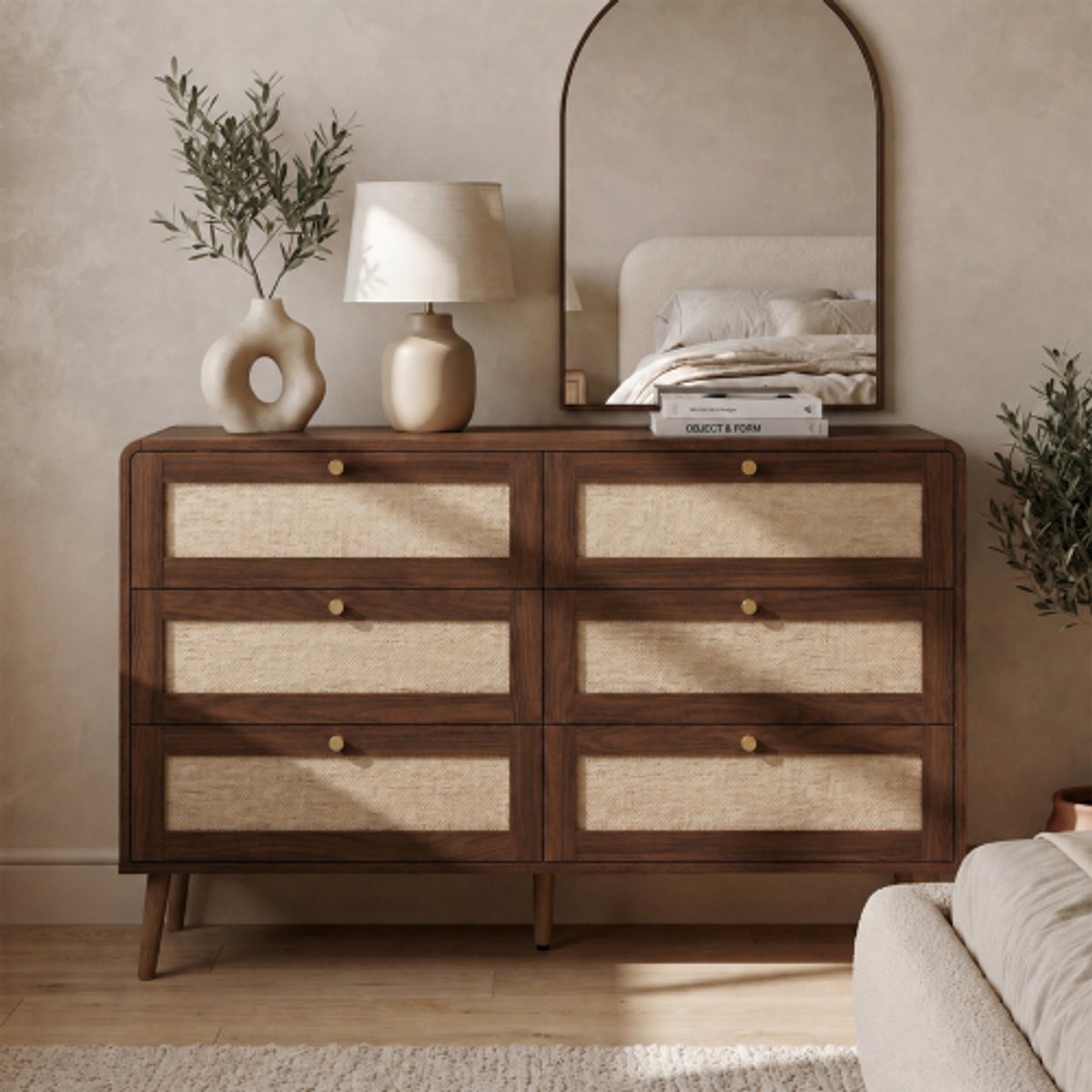 Commode met zes laden van MDF, walnoot uitvoering met rotanlook front, afgeronde hoeken voor slaapkamer en woonkamer