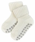 Witte gebreide babysokjes met grijze antislip sterren op de zool.