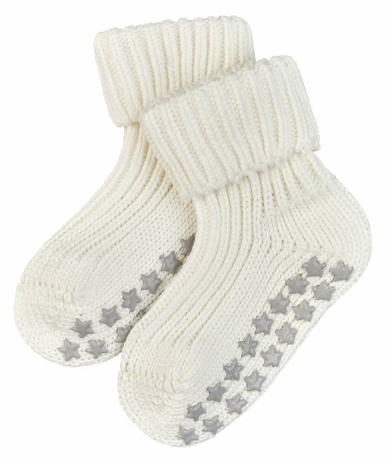 Witte gebreide babysokjes met grijze antislip sterren op de zool.