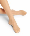 Voeten in transparante beige panty, gekruist op een witte achtergrond.
