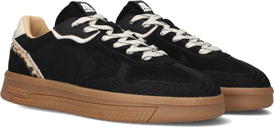 Zwarte Maruti sneakers met beige veters, crème details en luipaardprint op de hiel.