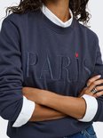 Donkerblauwe sweater met geborduurde 'PARIS' tekst en een rood hartje.