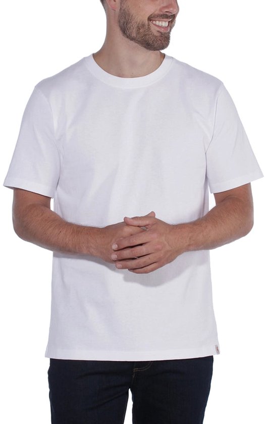 Model draagt een wit T-shirt met korte mouwen en ronde hals, gecombineerd met een donkere jeans.