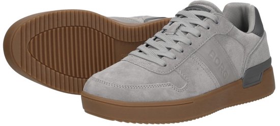 Grijze suède sneakers, van voren en van de zijkant gezien, met bruine zool.