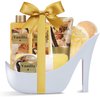 Vanille cadeauset in witte pumpvormige mand, met badschuim, douchegel, bodylotion, handcrème, badbom en gele spons. Goudkleurige strik.